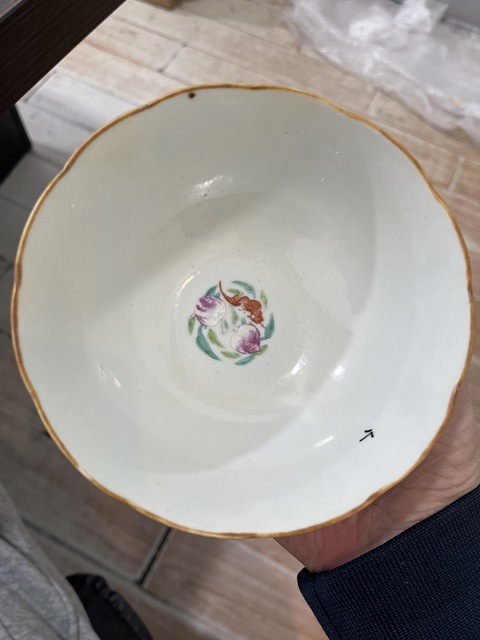 古玩陶瓷花蝶紋粉彩碗真品鑒賞圖