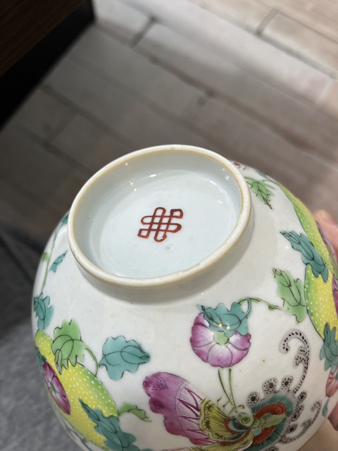 古玩陶瓷花蝶紋粉彩碗真品鑒賞圖