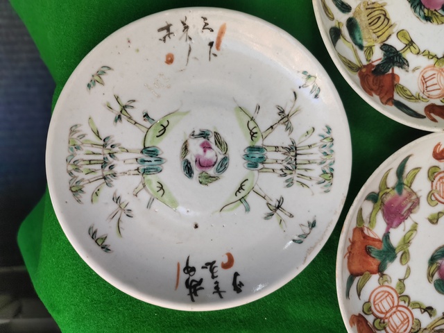 古玩陶瓷粉彩三多紋盤真品鑒賞圖