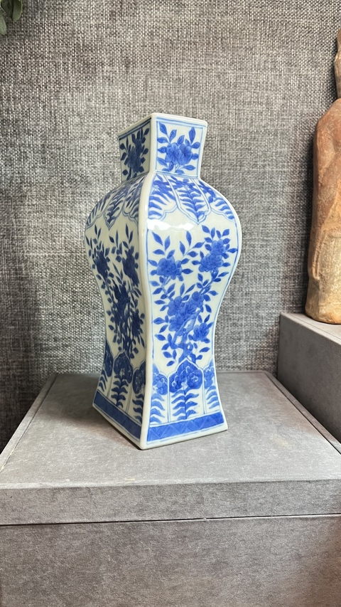 古玩陶瓷青花瓶真品鑒賞圖