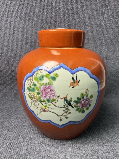 古玩陶瓷山湖紅地開(kāi)窗粉彩喜上眉梢、蓮池鴛鴦紋蓋罐拍賣，當(dāng)前價(jià)格6888元