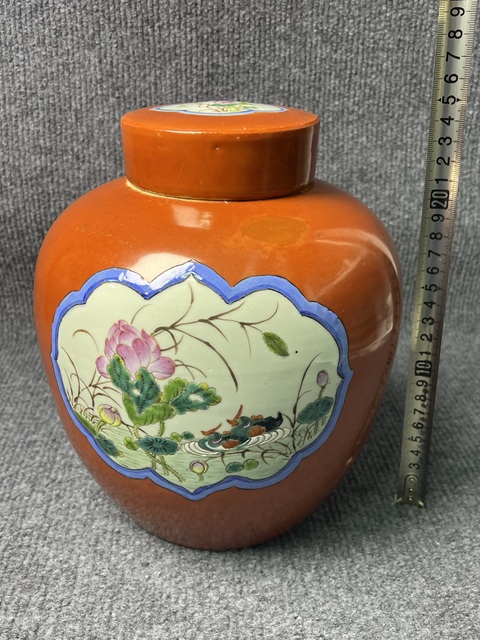 古玩陶瓷山湖紅地開(kāi)窗粉彩喜上眉梢、蓮池鴛鴦紋蓋罐拍賣，當(dāng)前價(jià)格6888元