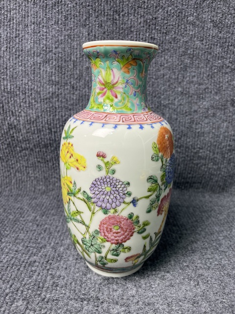 古玩陶瓷粉彩花卉紋瓶真品鑒賞圖