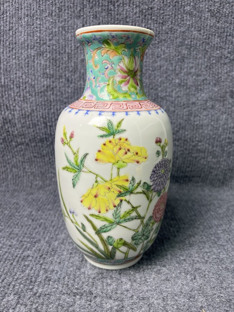 古玩陶瓷粉彩花卉紋瓶真品鑒賞圖