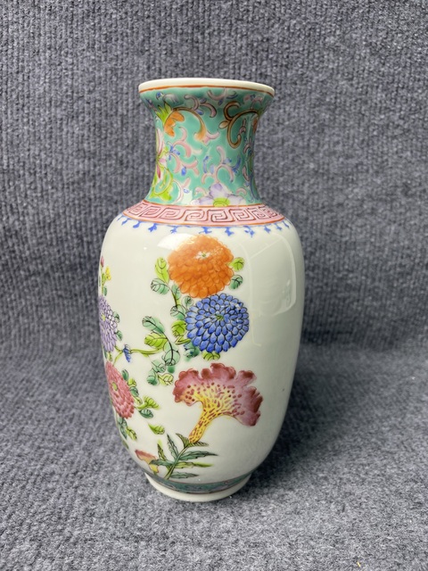 古玩陶瓷粉彩花卉紋瓶真品鑒賞圖