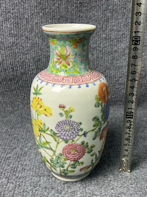 古玩陶瓷粉彩花卉紋瓶真品鑒賞圖