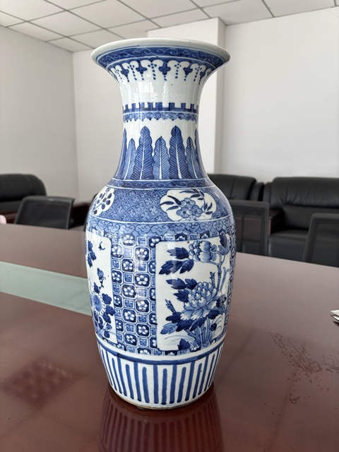 古玩陶瓷清中期青花開光花卉紋瓶真品鑒賞圖