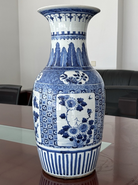 古玩陶瓷清中期青花開光花卉紋瓶真品鑒賞圖