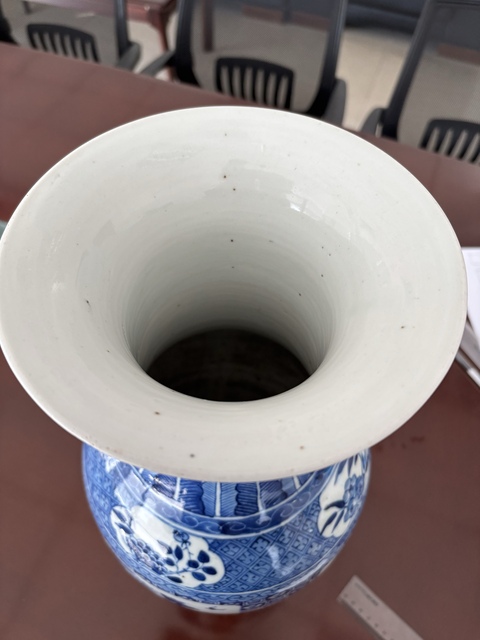 古玩陶瓷清中期青花開光花卉紋瓶真品鑒賞圖