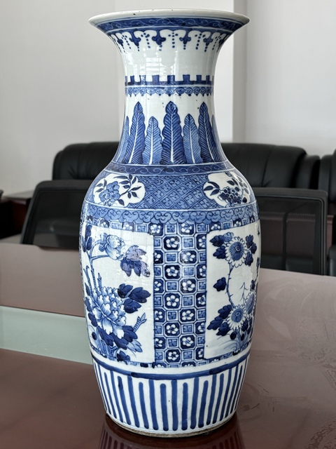 古玩陶瓷清中期青花開光花卉紋瓶真品鑒賞圖