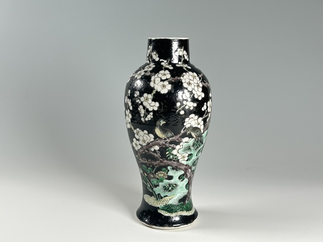 古玩陶瓷清晚期·墨地素三彩喜鵲登梅紋雞腿瓶拍賣，當(dāng)前價格3296元