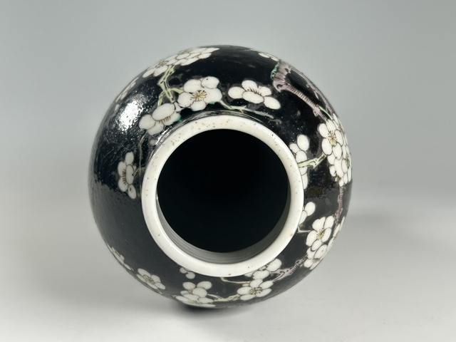 古玩陶瓷清晚期·墨地素三彩喜鵲登梅紋雞腿瓶拍賣，當(dāng)前價格3296元