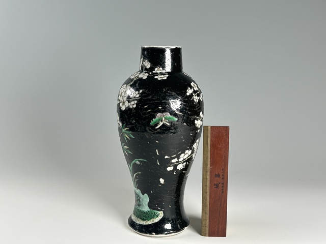 古玩陶瓷清晚期·墨地素三彩喜鵲登梅紋雞腿瓶拍賣，當(dāng)前價格3296元