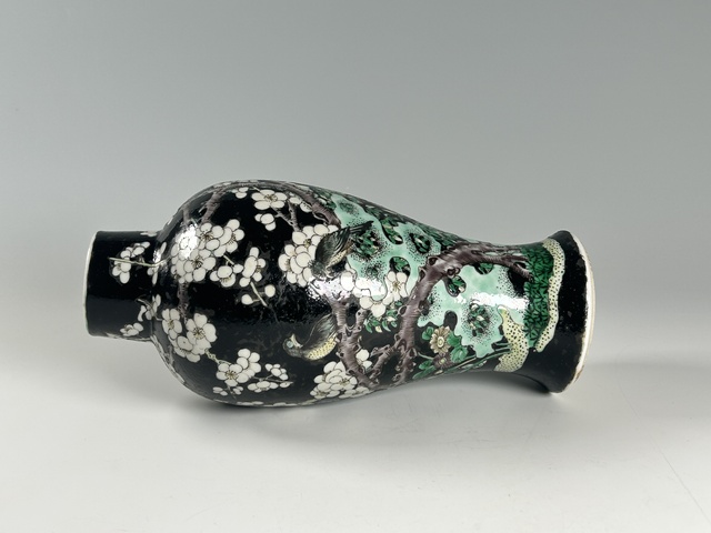 古玩陶瓷清晚期·墨地素三彩喜鵲登梅紋雞腿瓶拍賣，當(dāng)前價格3296元