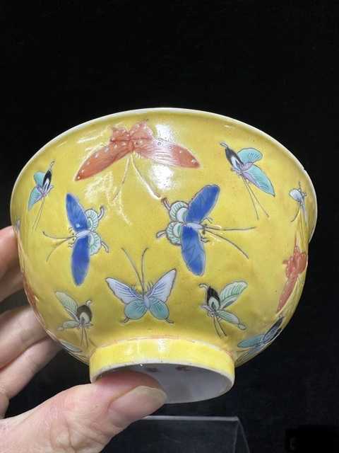 古玩陶瓷黃地粉彩百蝶紋茶圓拍賣，當前價格1200元