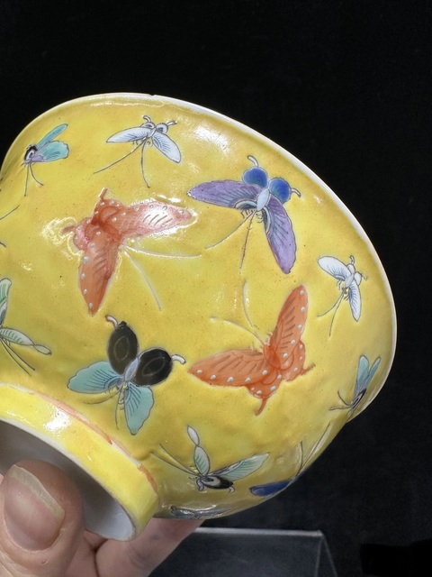 古玩陶瓷黃地粉彩百蝶紋茶圓拍賣，當前價格1200元