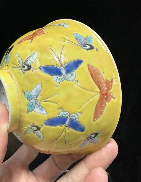 古玩陶瓷黃地粉彩百蝶紋茶圓拍賣，當前價格1200元