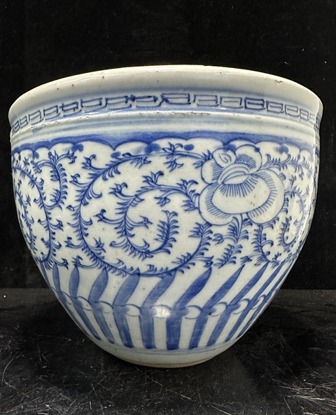 古玩陶瓷清中·青花纏枝花卉紋案缸真品鑒賞圖