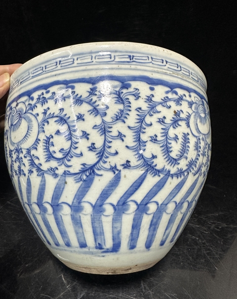 古玩陶瓷清中·青花纏枝花卉紋案缸真品鑒賞圖