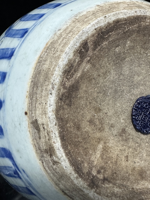 古玩陶瓷清中·青花纏枝花卉紋案缸真品鑒賞圖