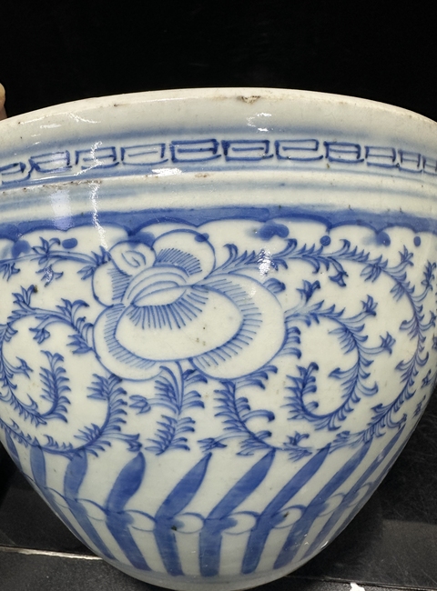 古玩陶瓷清中·青花纏枝花卉紋案缸真品鑒賞圖