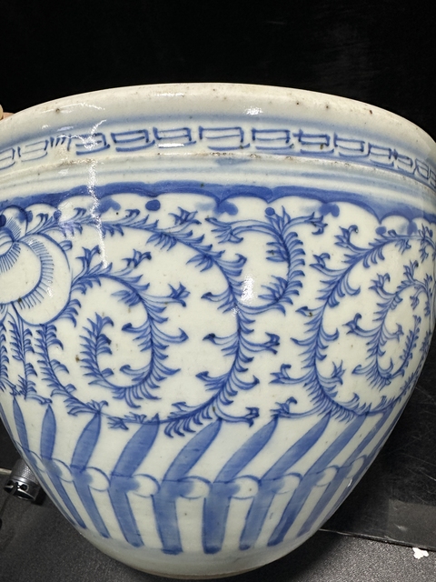 古玩陶瓷清中·青花纏枝花卉紋案缸真品鑒賞圖