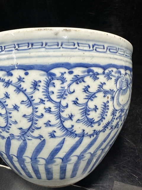 古玩陶瓷清中·青花纏枝花卉紋案缸真品鑒賞圖