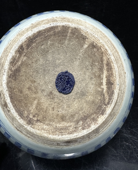 古玩陶瓷清中·青花纏枝花卉紋案缸真品鑒賞圖