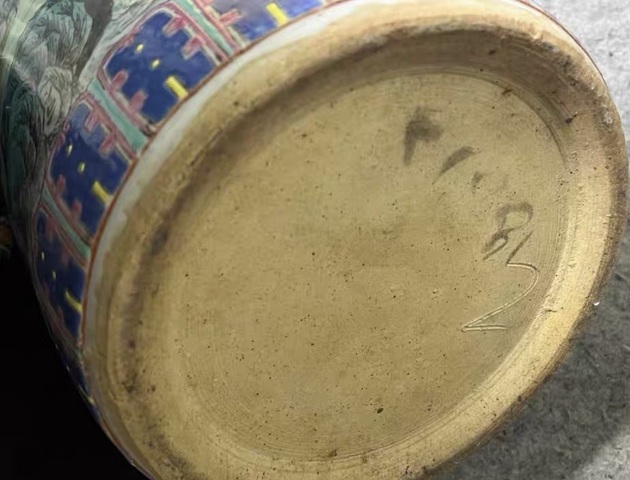 古玩陶瓷粉彩花桶真品鑒賞圖