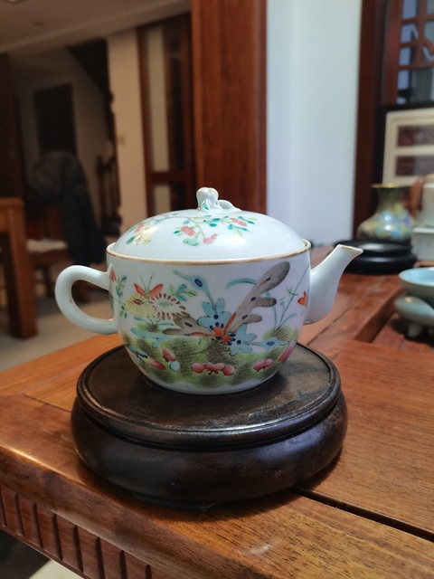 古玩陶瓷清晚期 粉彩花卉紋壺真品鑒賞圖