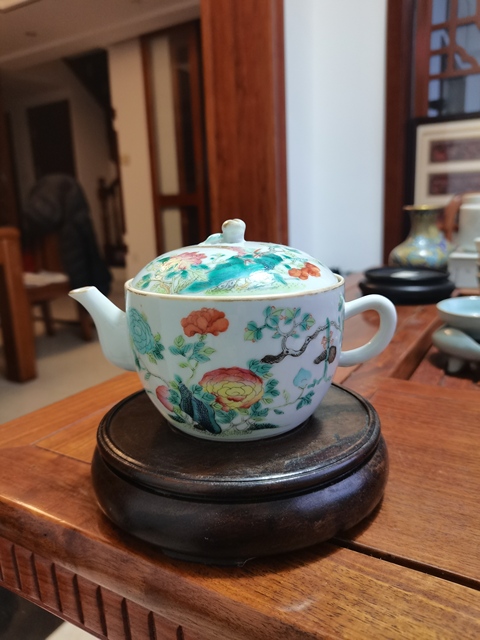 古玩陶瓷清晚期 粉彩花卉紋壺真品鑒賞圖