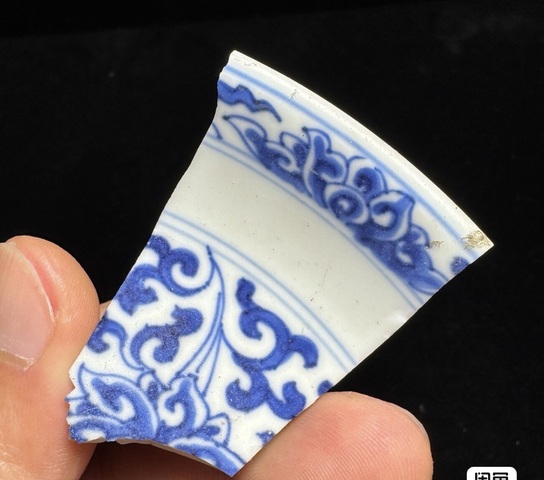 古玩陶瓷花卉紋青花盤標本真品鑒賞圖