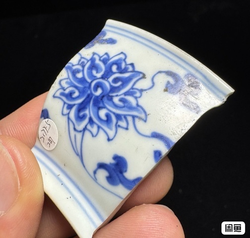 古玩陶瓷花卉紋青花盤標本真品鑒賞圖