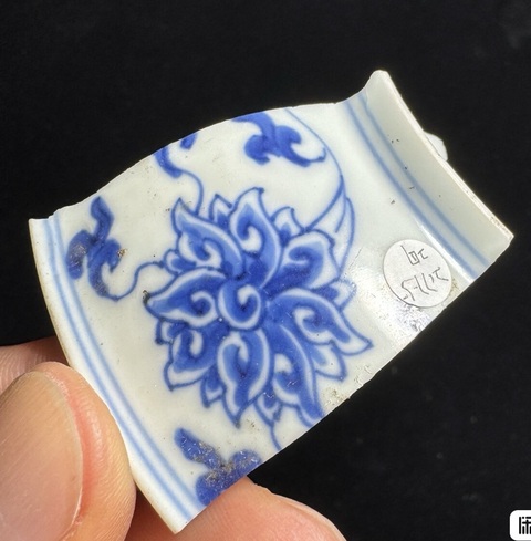 古玩陶瓷花卉紋青花盤標本真品鑒賞圖