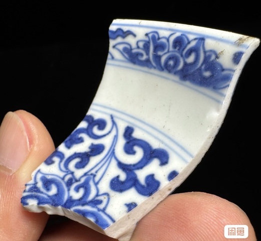 古玩陶瓷花卉紋青花盤標本真品鑒賞圖