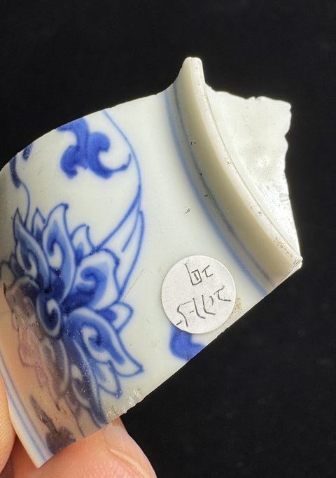 古玩陶瓷花卉紋青花盤標本真品鑒賞圖