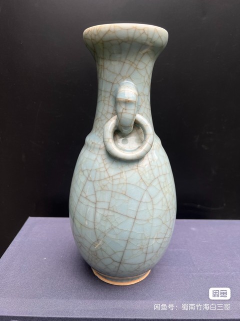 古玩陶瓷藍(lán)哥釉雙耳盤口瓶真品鑒賞圖
