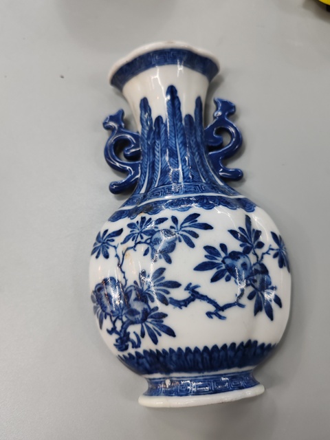 古玩陶瓷青花壁瓶真品鑒賞圖