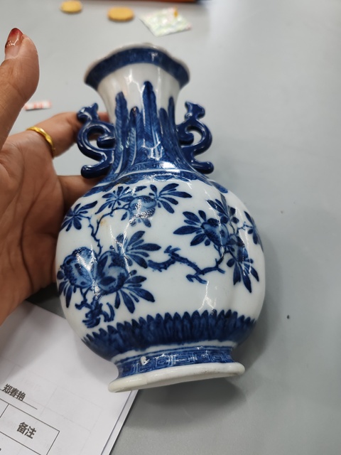 古玩陶瓷青花壁瓶真品鑒賞圖