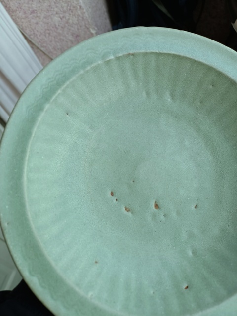 古玩陶瓷龍泉青瓷菊瓣紋折沿大盤拍賣，當(dāng)前價(jià)格1500元