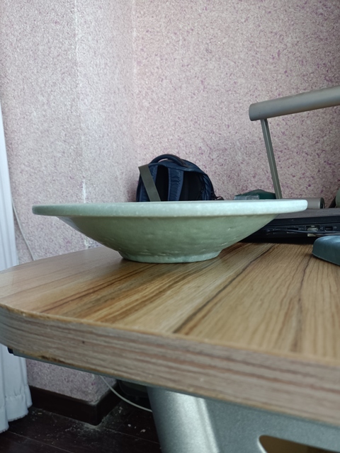 古玩陶瓷龍泉青瓷菊瓣紋折沿大盤拍賣，當(dāng)前價(jià)格1500元