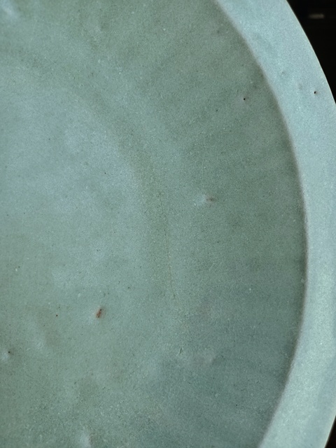 古玩陶瓷龍泉青瓷菊瓣紋折沿大盤拍賣，當(dāng)前價(jià)格1500元