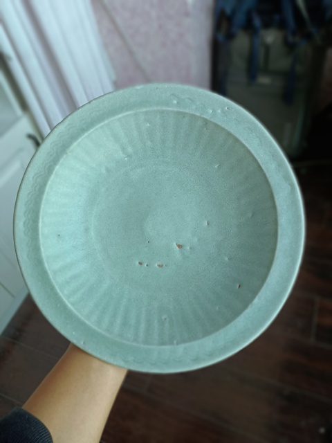 古玩陶瓷龍泉青瓷菊瓣紋折沿大盤拍賣，當(dāng)前價(jià)格1500元