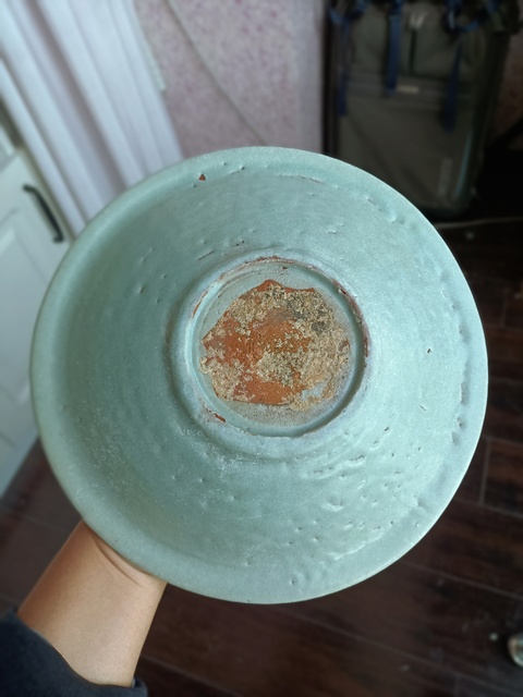 古玩陶瓷龍泉青瓷菊瓣紋折沿大盤拍賣，當(dāng)前價(jià)格1500元