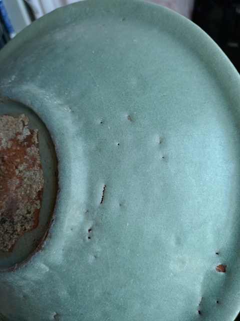 古玩陶瓷龍泉青瓷菊瓣紋折沿大盤拍賣，當(dāng)前價(jià)格1500元