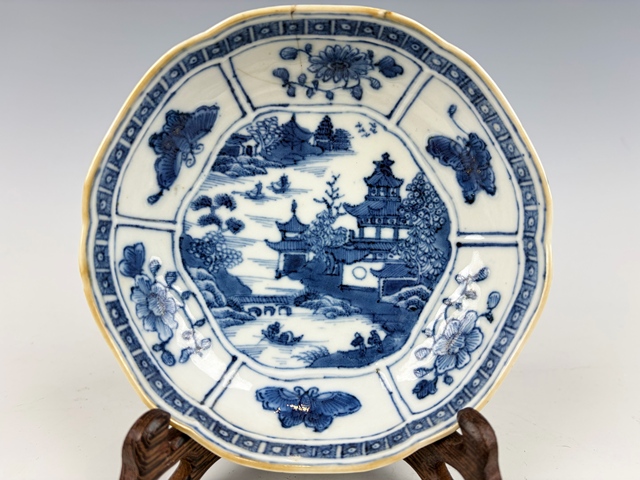 古玩陶瓷清乾隆·青花開窗山水樓閣蝶紋盤拍賣，當(dāng)前價格198元