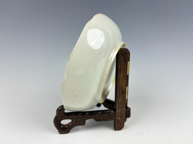 古玩陶瓷清乾隆·青花開窗山水樓閣蝶紋盤拍賣，當(dāng)前價格198元