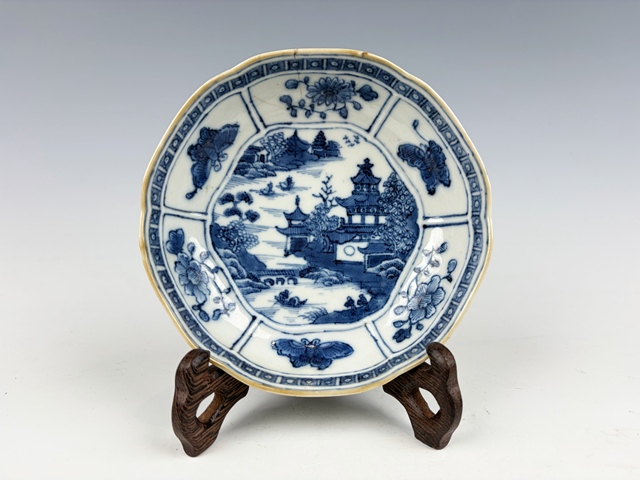 古玩陶瓷清乾隆·青花開窗山水樓閣蝶紋盤拍賣，當(dāng)前價格198元