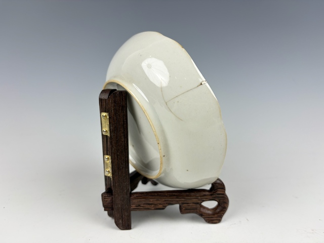 古玩陶瓷清乾隆·青花開窗山水樓閣蝶紋盤拍賣，當(dāng)前價格198元