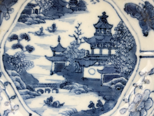 古玩陶瓷清乾隆·青花開窗山水樓閣蝶紋盤拍賣，當(dāng)前價格198元